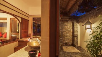 Villa, vista al océano | Baño | Regadera, regadera tipo lluvia, amenidades de baño gratuitas