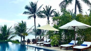 Villa familiar, alberca privada | Vista a la playa o el mar