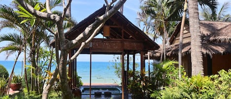 Sauna, hot tub, body treatments, beach massages, body wraps, body scrubs