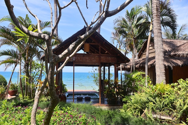 Sauna, hot tub, body treatments, beach massages, body wraps, body scrubs