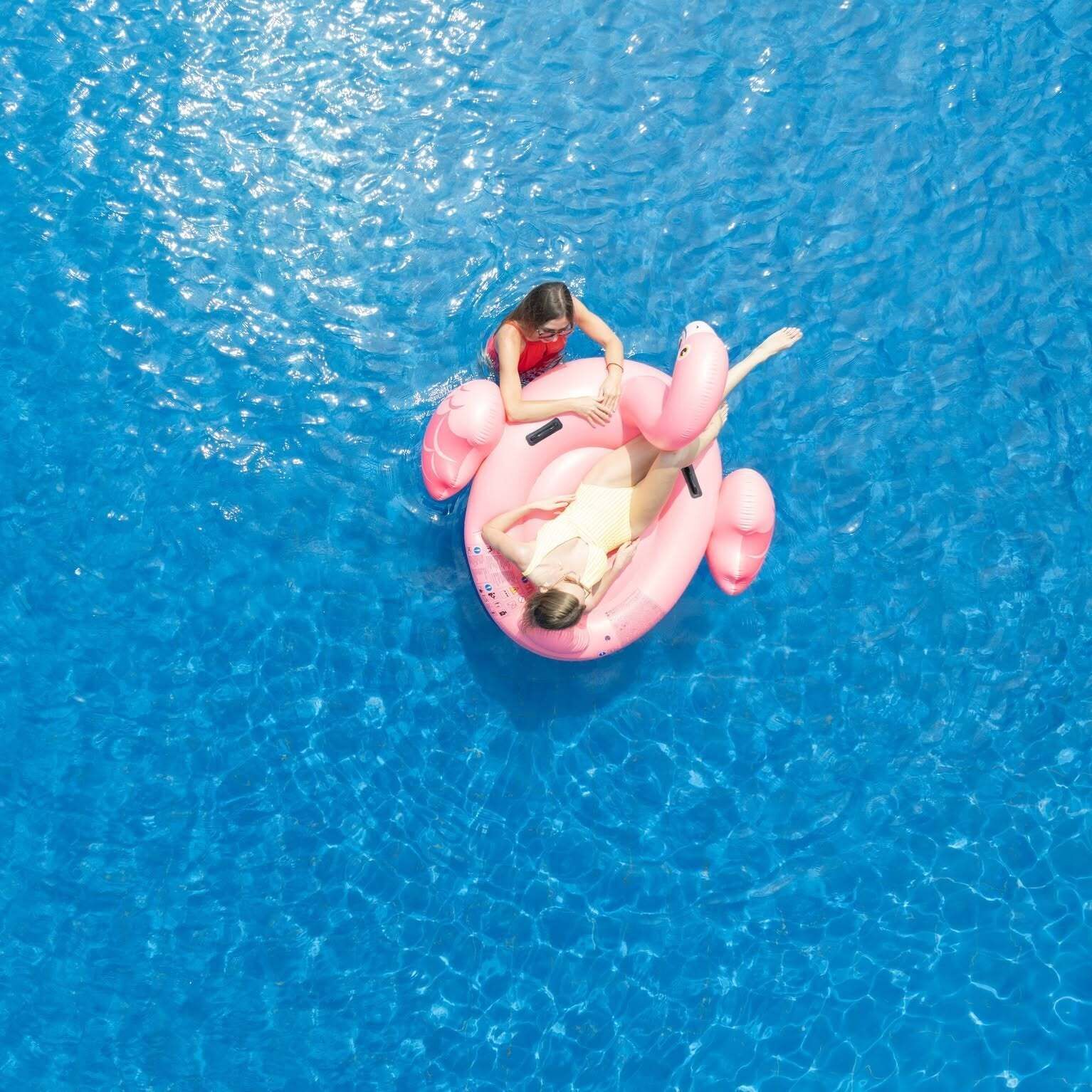 2 udendørs pools, parasoller, liggestole