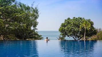 2 hồ bơi ngoài trời, dù/ô trên bãi biển/hồ bơi, ghế dài tắm nắng