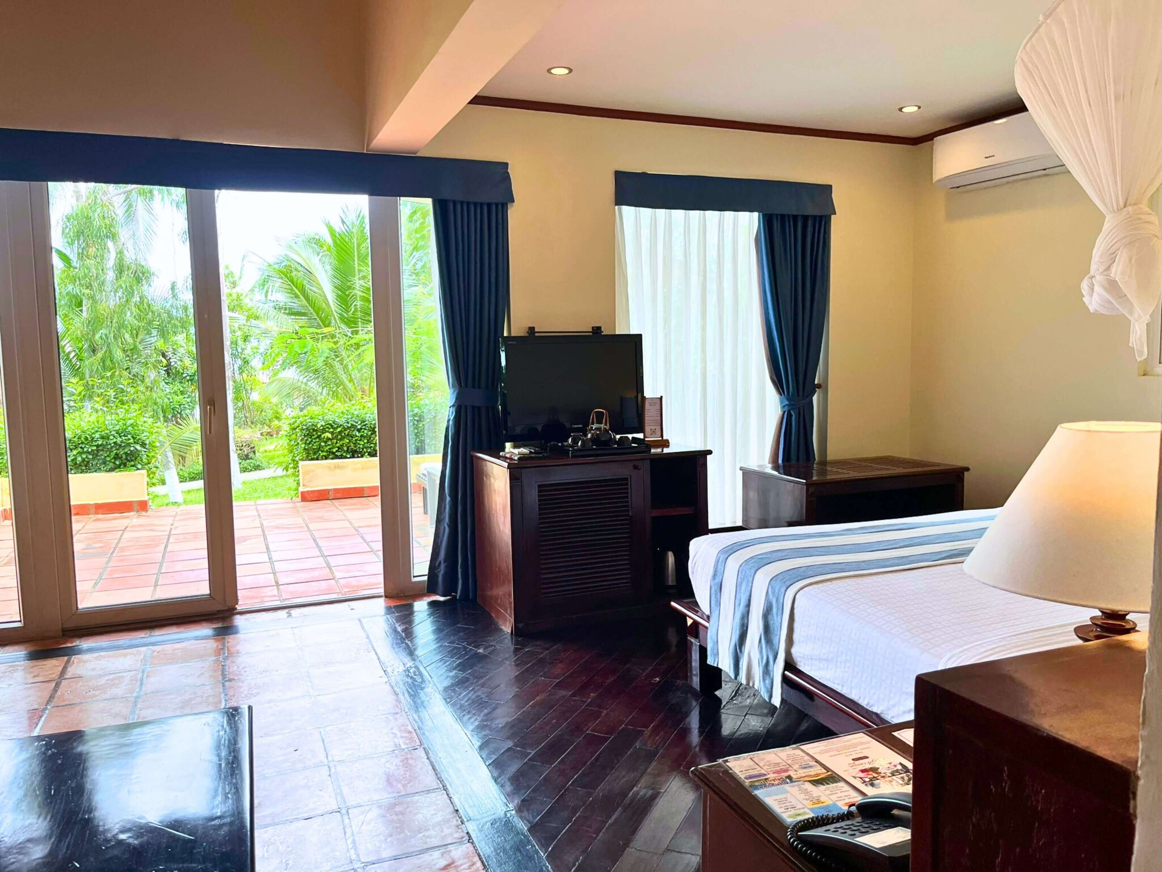 Bungalow, hageutsikt | Sengetøy av topp kvalitet, memory foam-senger, minibar og safe på rommet