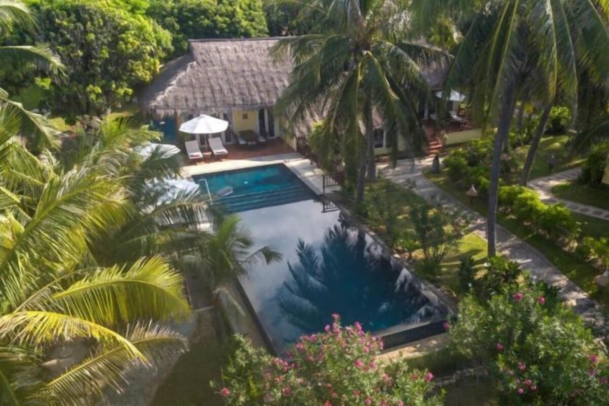 Pool | 2 outdoor pools, pool umbrellas, sun loungers