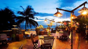 3 nhà hàng, phục vụ bữa sáng, bữa trưa, món ăn mang phong cách quốc tế