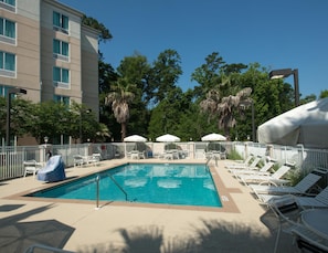 Outdoor pool, pool umbrellas, pool loungers - Hilton Garden Inn Tallahassee Central (Tallahassee)