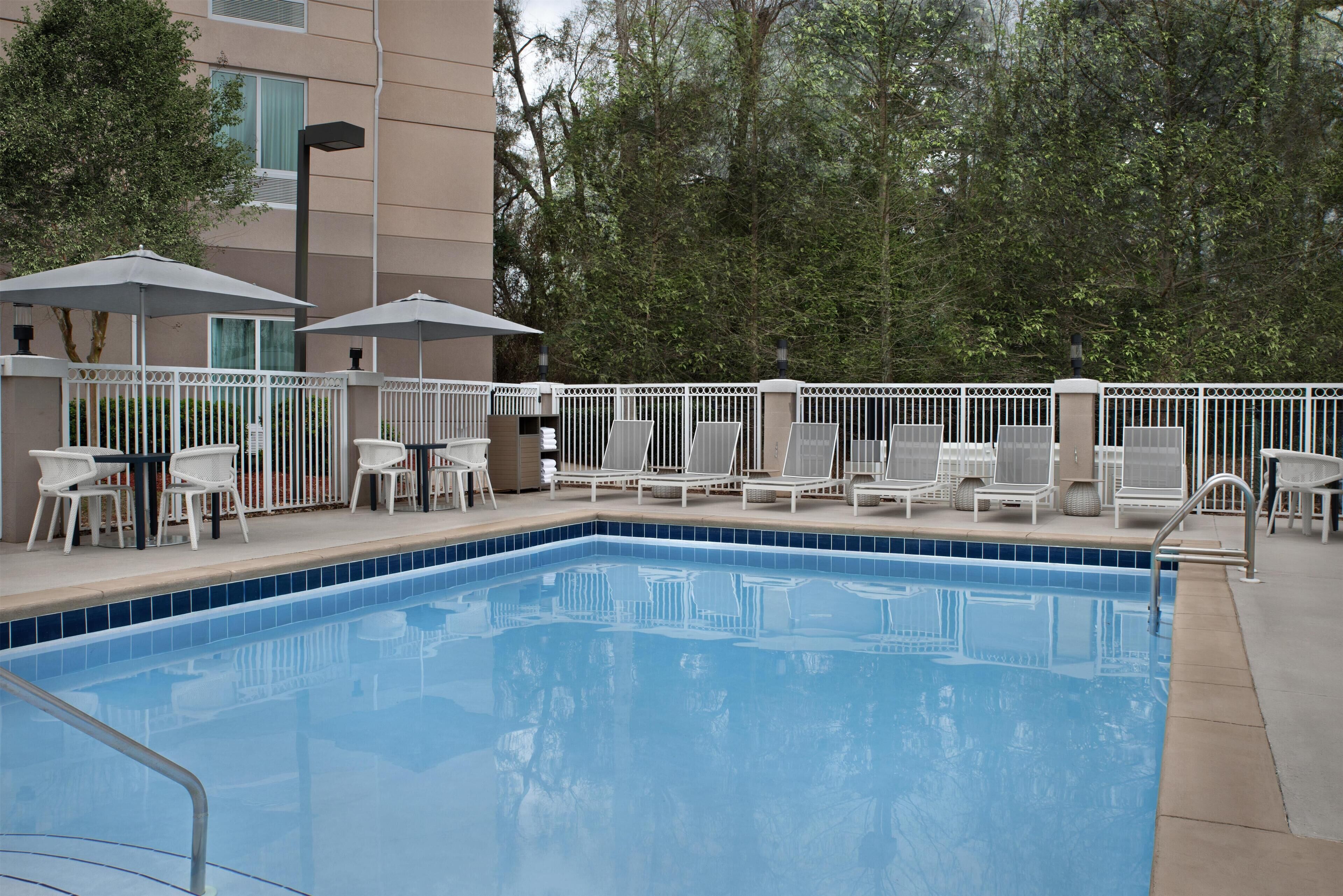 Utomhuspool, parasoller och solstolar