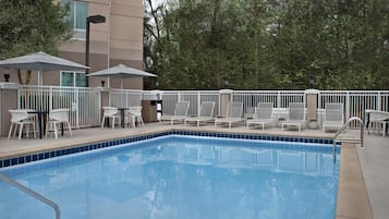 Ulkouima-allas, aurinkovarjoja, aurinkotuoleja