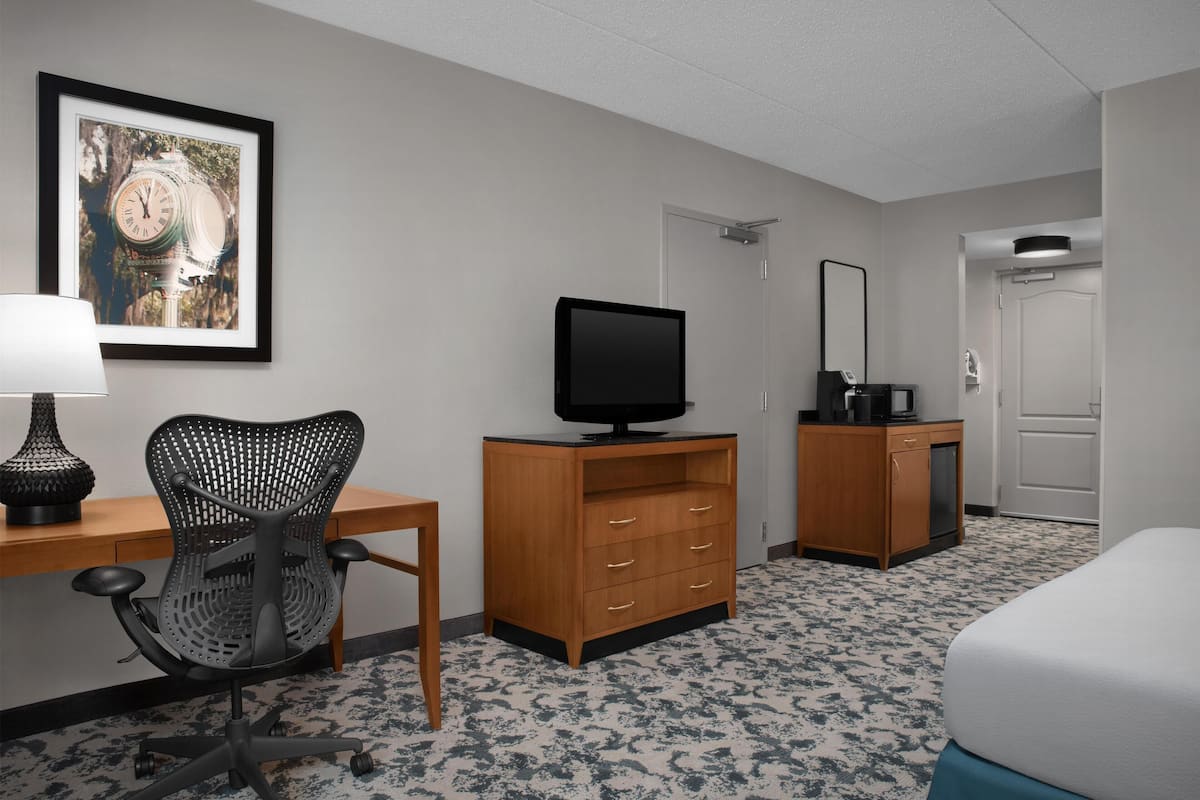 King Access Evolution Room | In-room safe, desk, iron/ironing board, free cribs/infant beds