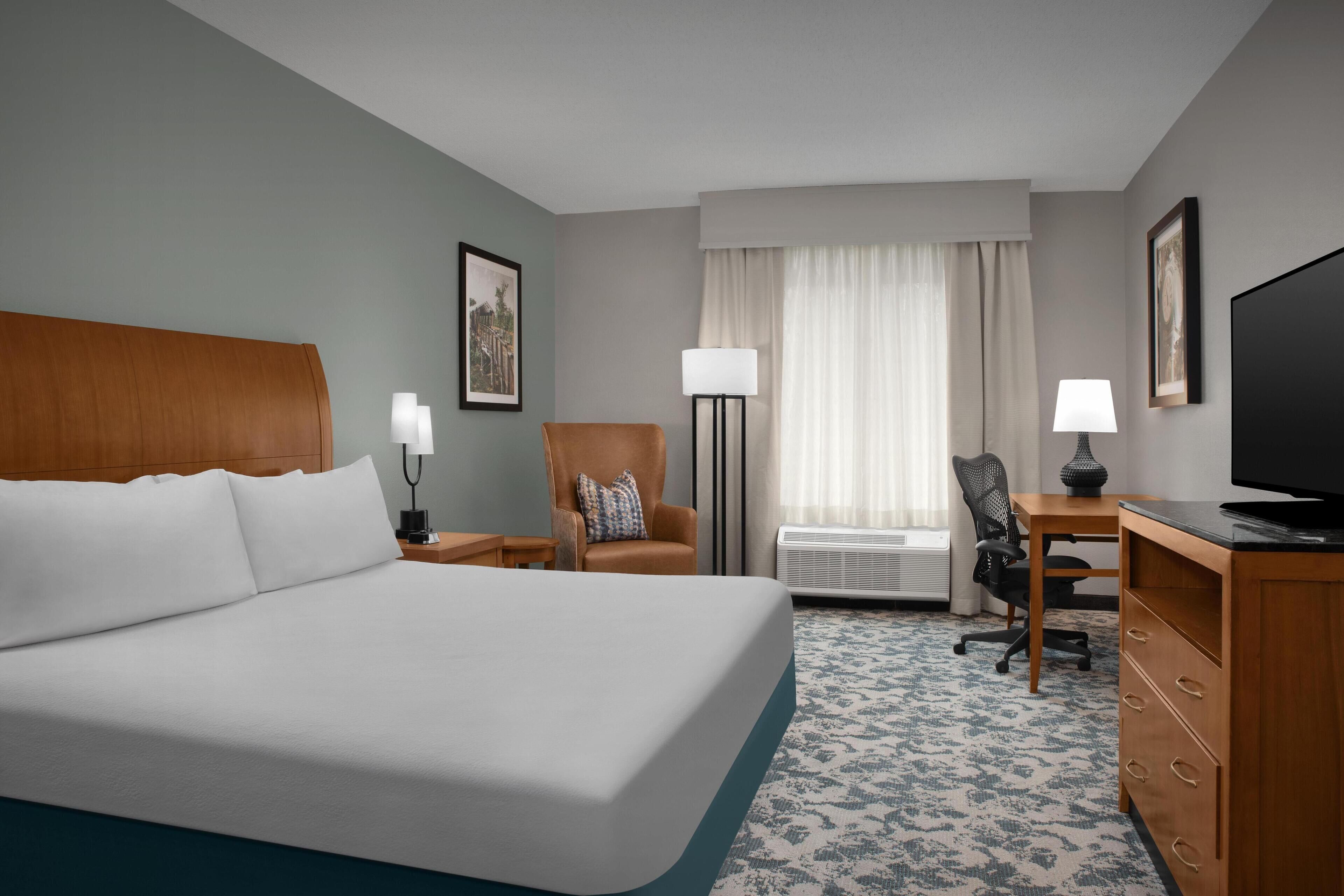 King Bed Evolution Room | In-room safe, desk, iron/ironing board, free cribs/infant beds