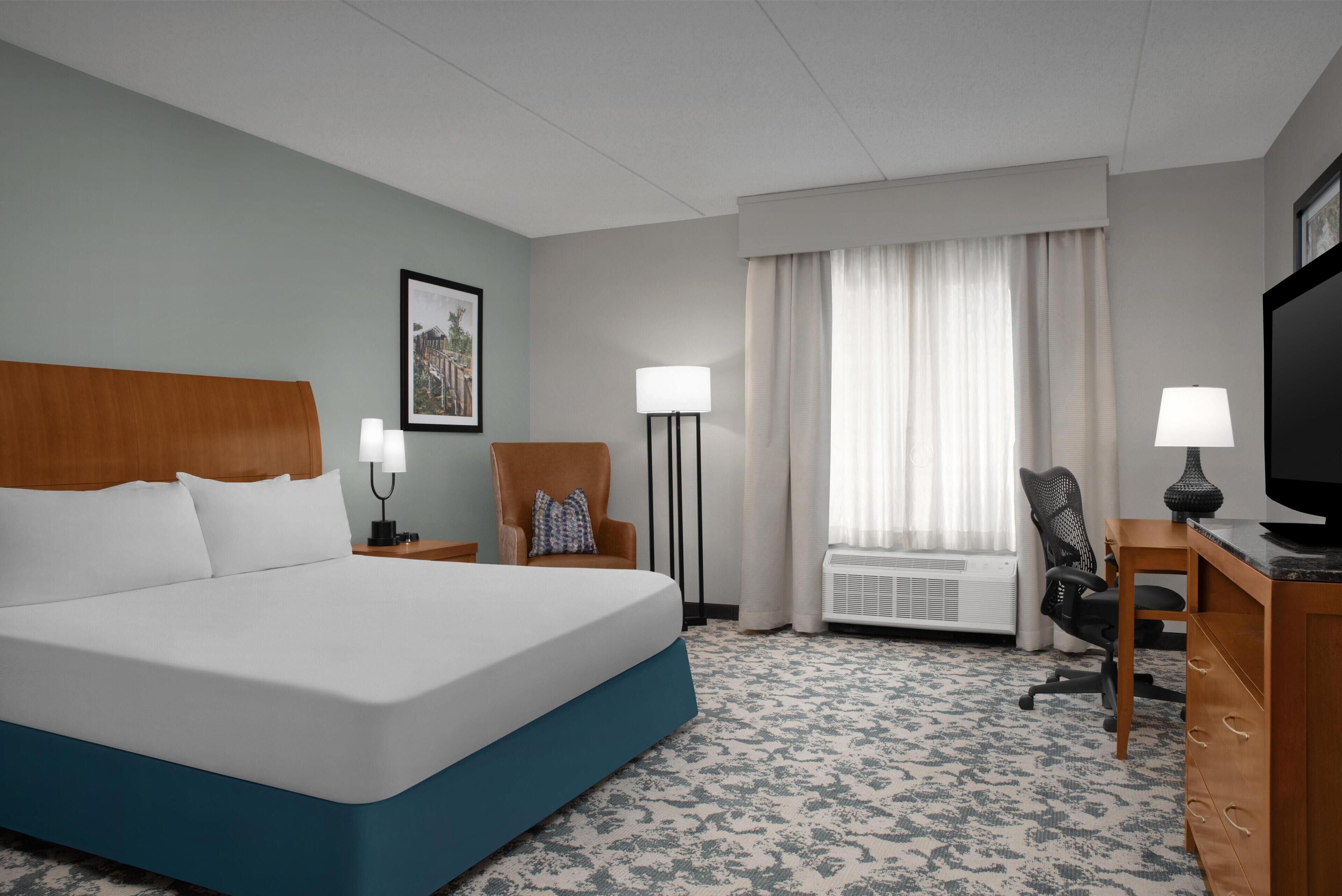 King Access Evolution Room | In-room safe, desk, iron/ironing board, free cribs/infant beds