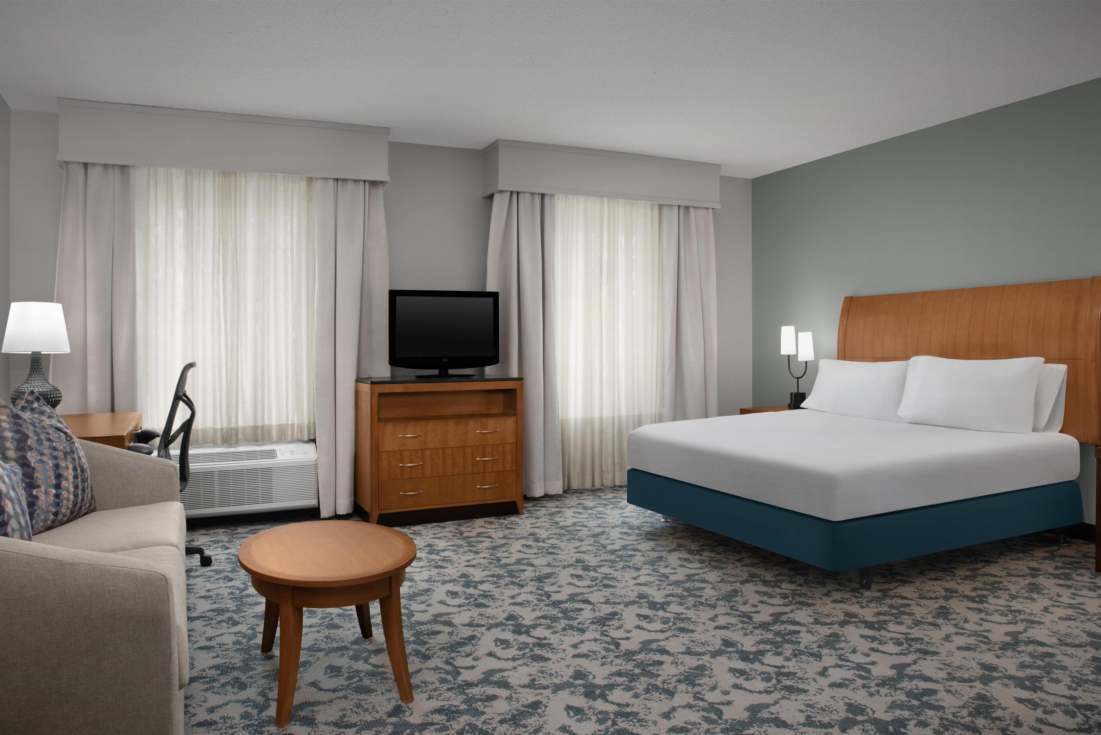 King Bedroom Evolution Suite | Living area | 36-inch LCD TV with cable channels, TV