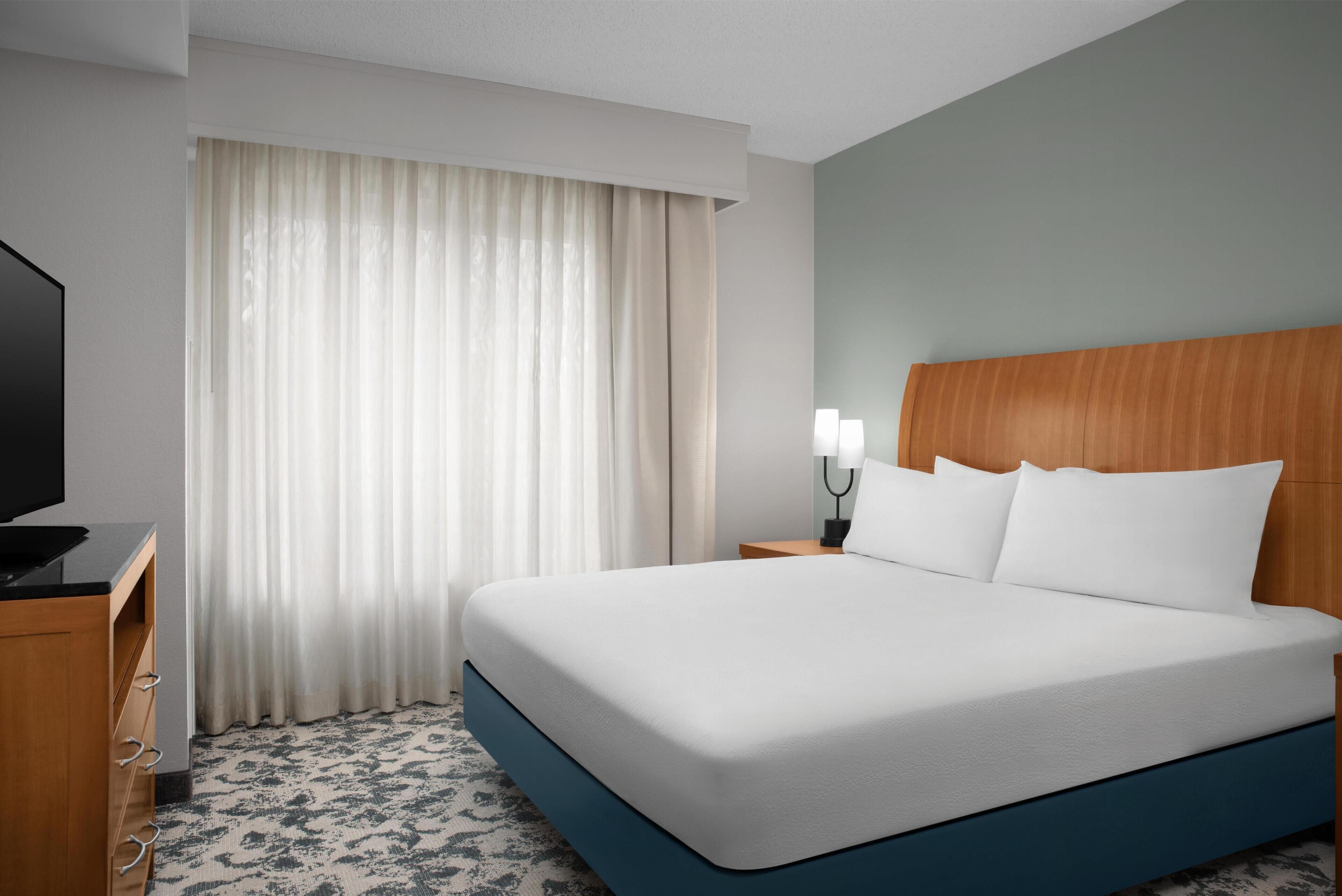 King Bedroom Evolution Suite | In-room safe, desk, iron/ironing board, free cots/infant beds