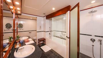 Suite, vista fiume | Bagno | Set di cortesia gratuito, asciugacapelli, accappatoio, pantofole