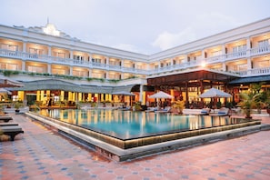 Outdoor pool, pool umbrellas, sun loungers - Victoria Can Tho Resort (Can Tho)