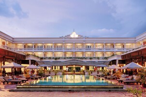 室外游泳池，池畔遮阳伞，日光浴躺椅