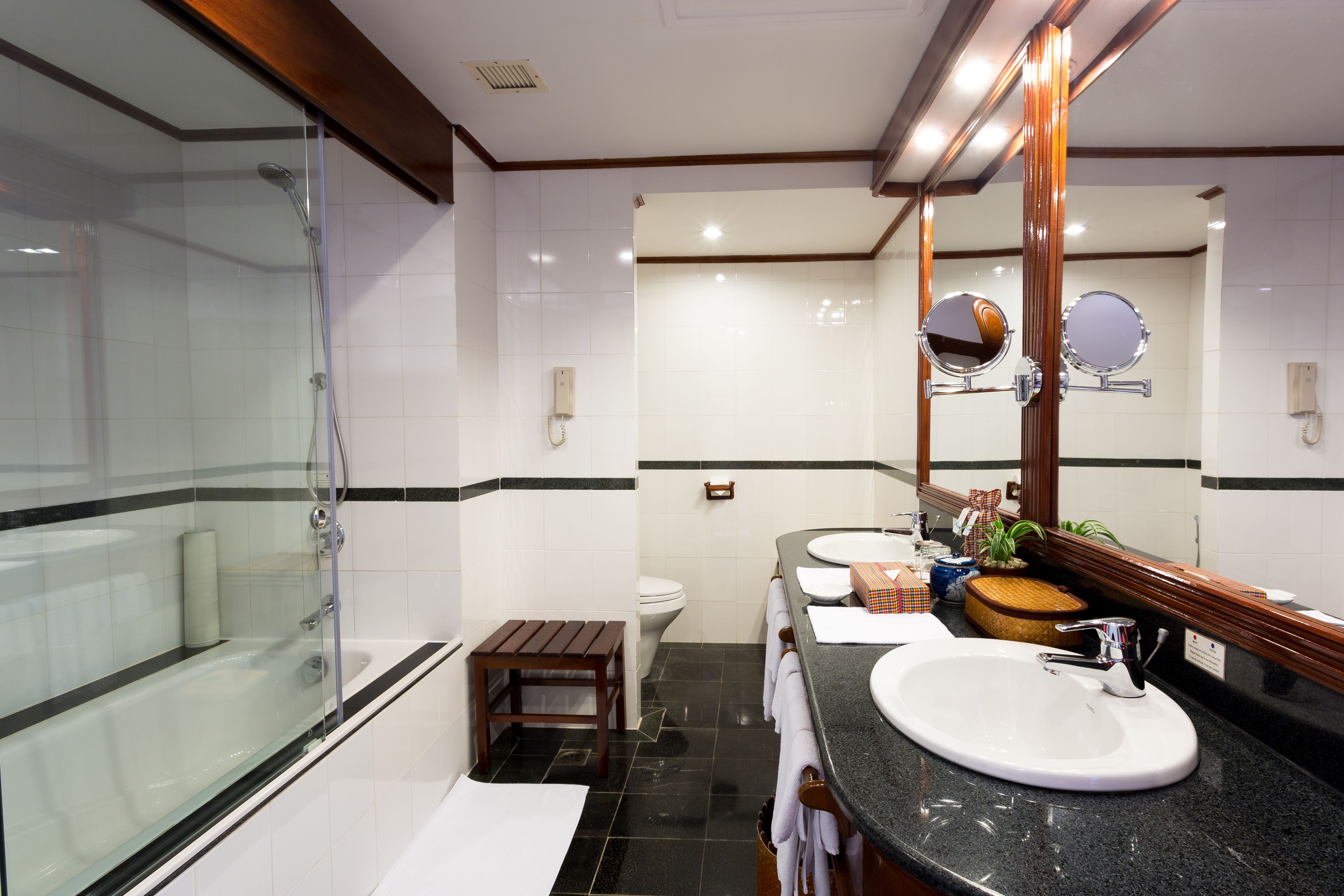 suite | minibar, in-room safe, desk, soundproofing