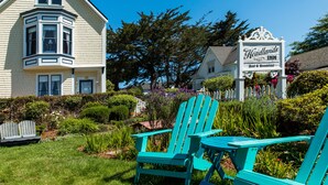 Un bâtiment d’angle doté d’une baie vitrée et d’une enseigne indiquant « Headlands Inn ».