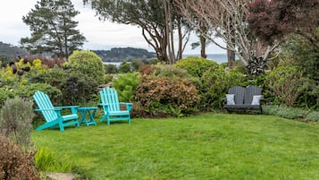 Patricia Stoffle room, 1 queen bed oceanview | Garden view