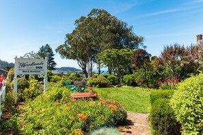 Garden view - Headlands Inn Bed & Breakfast (Mendocino)