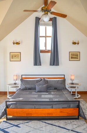 Family Bungalow | Premium bedding, down comforters, pillowtop beds, individually decorated - Headlands Inn Bed & Breakfast (Mendocino)