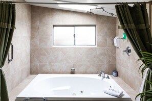 Chaumière romantique, 1 grand lit | Baignoire à hydromassage