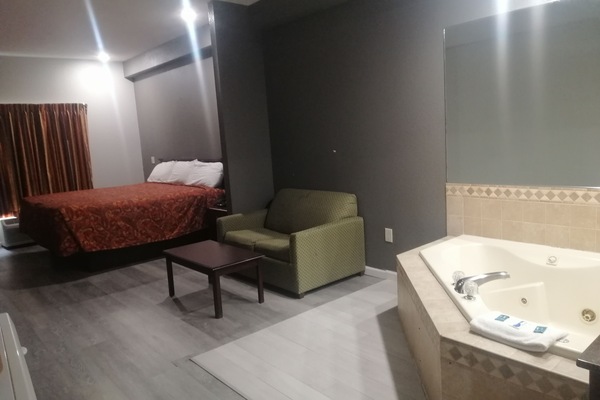 Standard Suite, 1 King Bed, Smoking, Jetted Tub | Desk, WiFi (free), bed sheets
