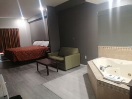 Suíte standard, 1 cama King, para fumantes, banheira de hidromassagem | Escrivaninha, Wi-Fi de cortesia, roupa de cama