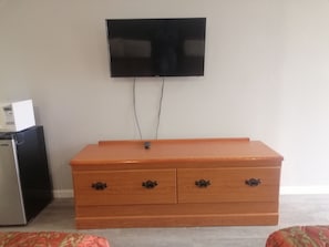 Escritorio, wifi gratis, ropa de cama