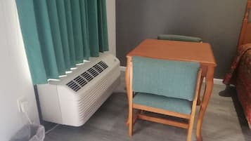 Standard Room, 1 King Bed, Non Smoking | In-room dining