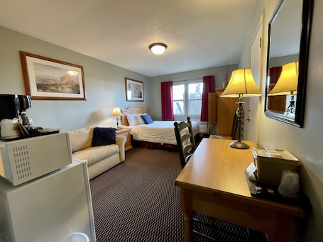 Standard Suite | Hypo-allergenic bedding, desk, free WiFi, bed sheets