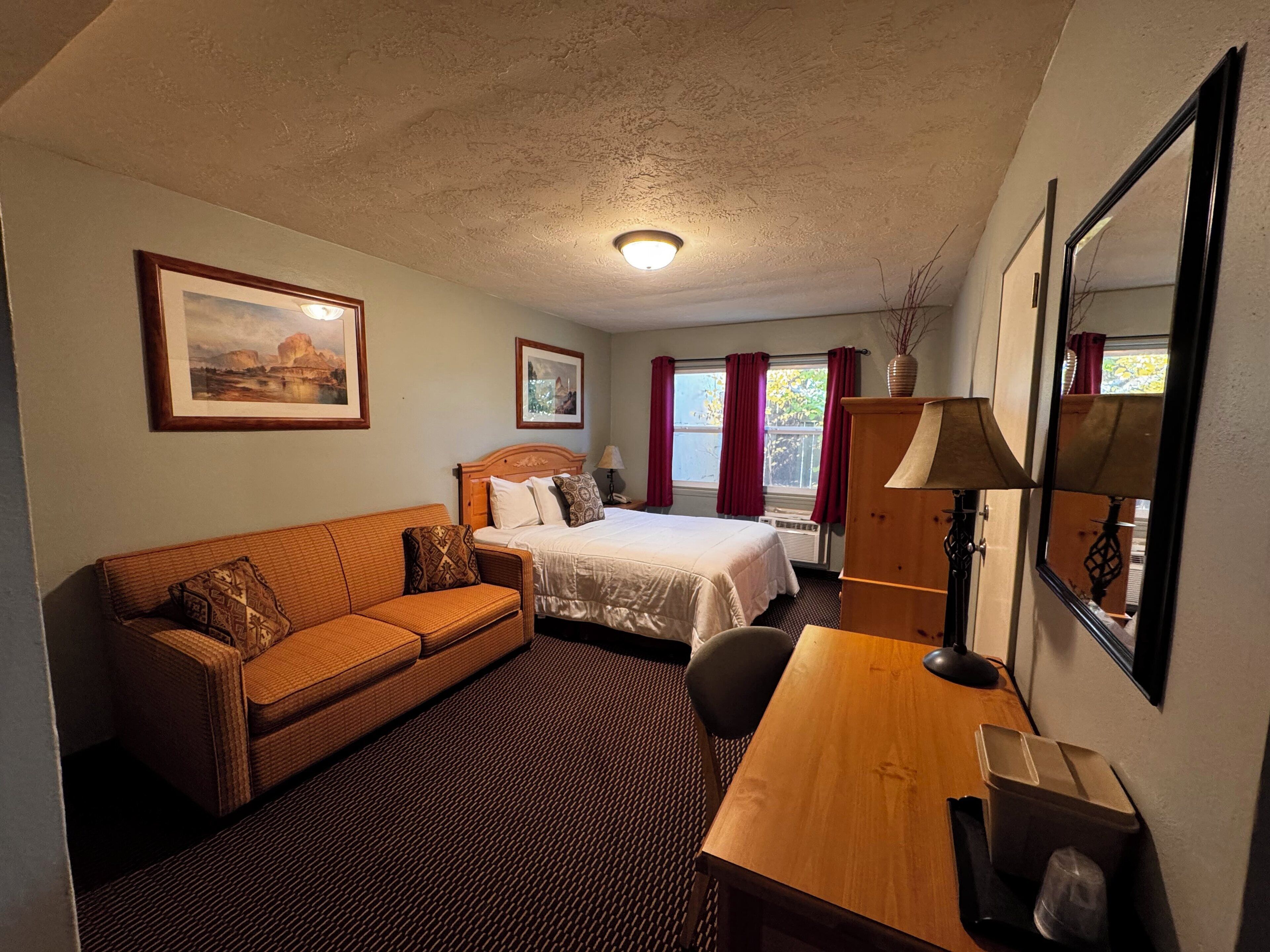 Standard Suite | Hypo-allergenic bedding, desk, free WiFi, bed sheets