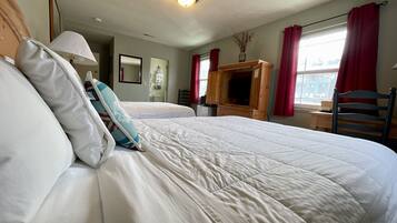 Double Room | Hypo-allergenic bedding, desk, free WiFi, bed sheets