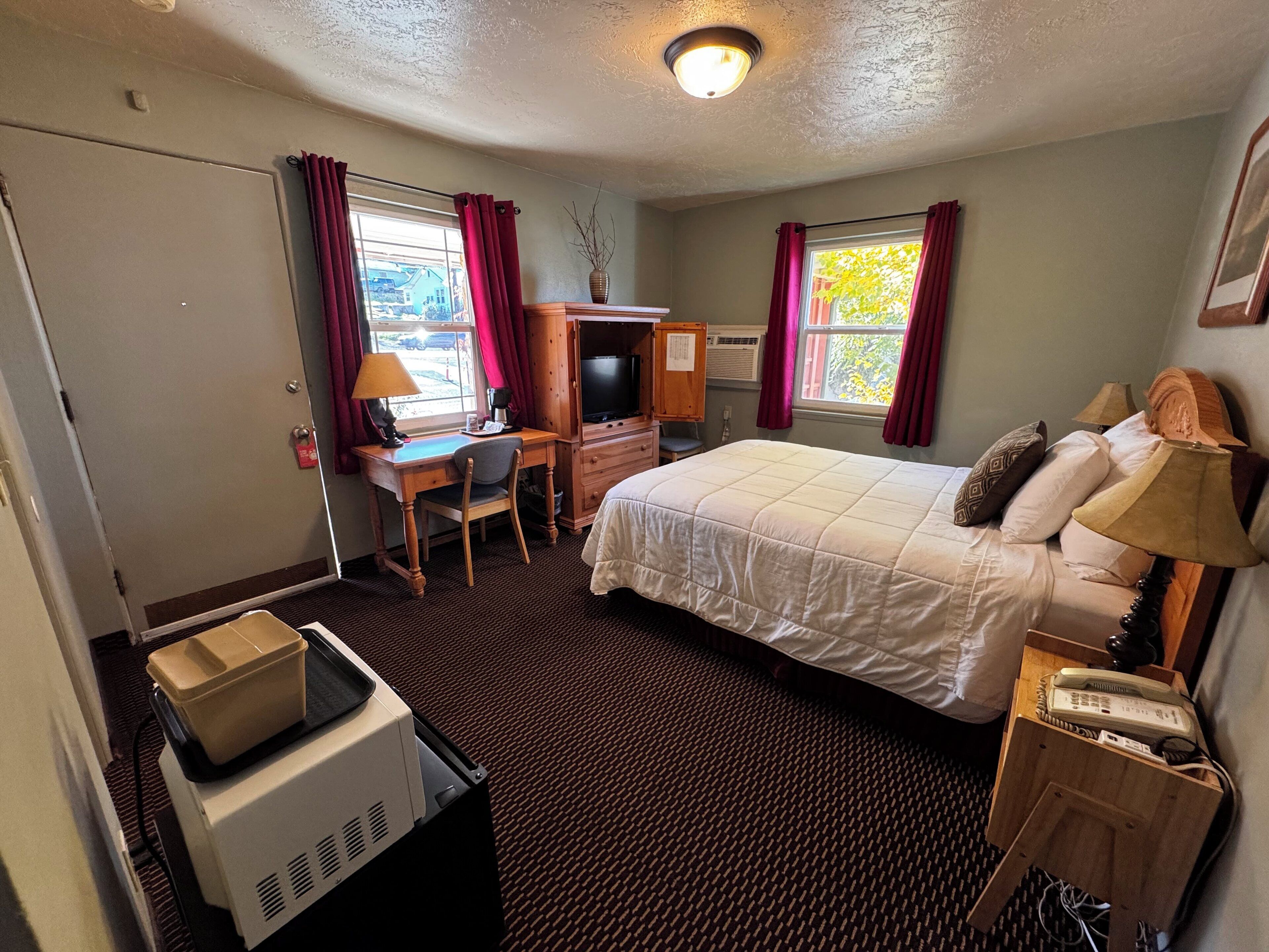 Room, 1 Queen Bed | Hypo-allergenic bedding, desk, free WiFi, bed sheets