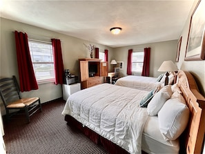 Double Room | Hypo-allergenic bedding, desk, free WiFi, bed sheets - Rugged Country Lodge (Pendleton)