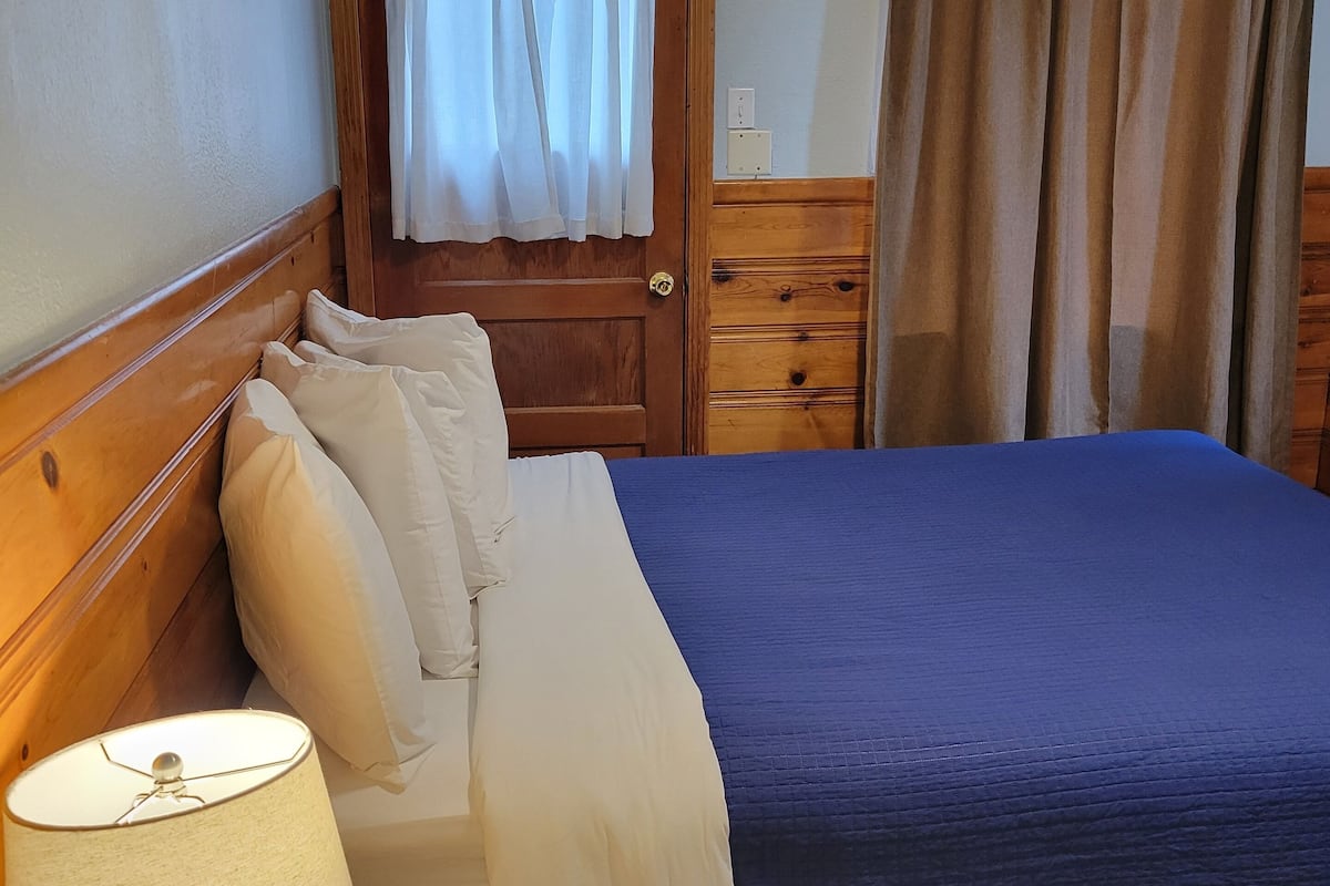 Huisje, 1 slaapkamer, keuken (Cabin 21) | Individueel gemeubileerd, een strijkplank/strijkijzer, gratis wifi