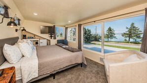 Top Floor King Room, Kitchenette, Sea View, Shower | 高級寝具、ピロートップベッド、アイロン / アイロン台、WiFi (無料)