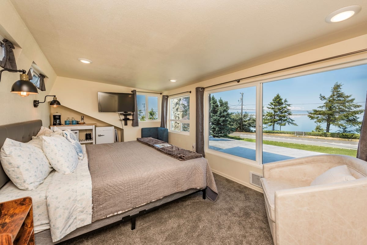 top floor king room, kitchenette, sea view, shower | 1 bedroom, premium bedding, pillow-top beds, iron/ironing board