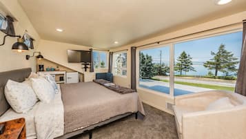 Top Floor King Room, Kitchenette, Sea View, Shower | 1 多间卧室、高档床上用品、加厚床垫、熨斗/熨衣板