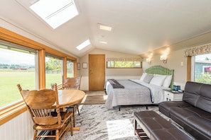 King Cottage, Mountain and Sea view, Kitchen, jetted tub