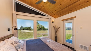 2 Bedroom, Hot Tub, Mountain View, Kitchen | 高級寝具、ピロートップベッド、アイロン / アイロン台、WiFi (無料)
