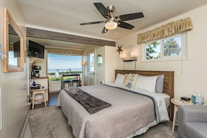 Premium bedding, pillow-top beds, iron/ironing board, free WiFi - Juan de Fuca Waterfront Hotel & Cottages (Sequim)