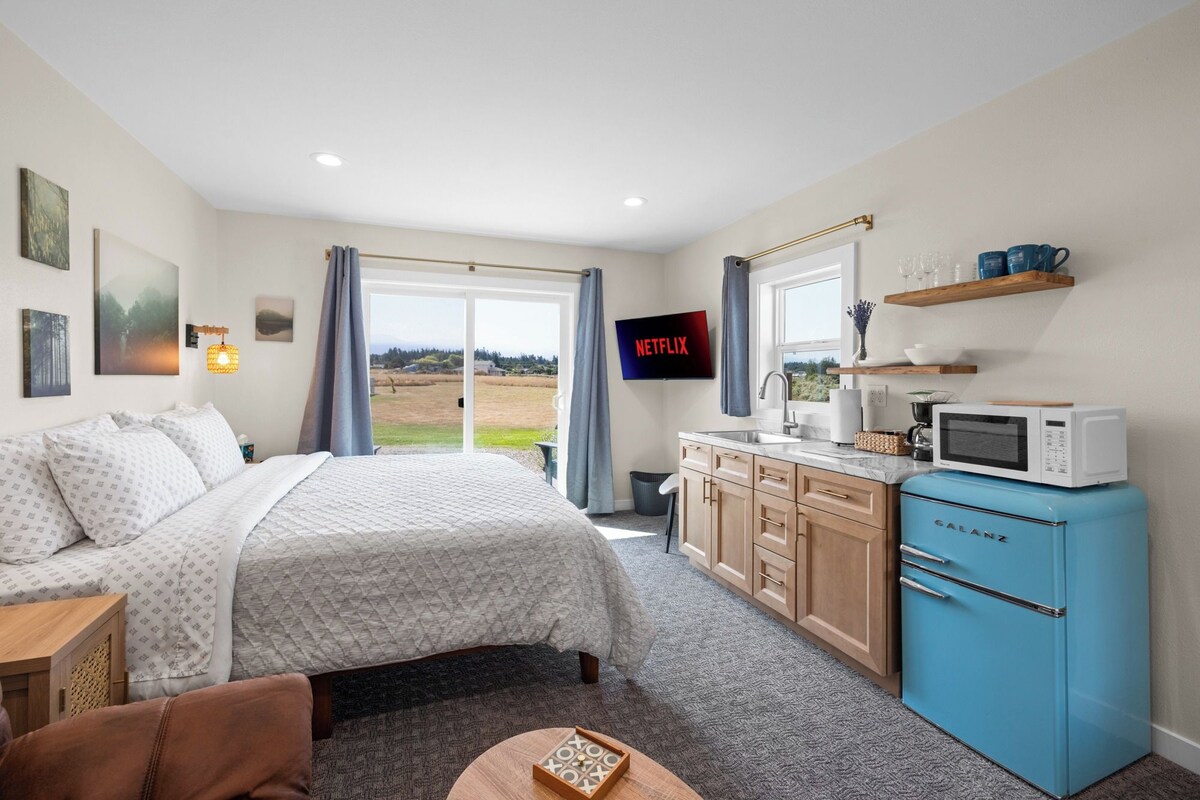 King room, Jetted Tub | Premium bedding, pillowtop beds, iron/ironing board, WiFi (free)