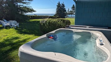 King Room, Hot tub, Mountain View, Wood Fireplace | Private spa tub