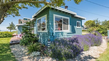 King Room, Hot tub, Mountain View, Wood Fireplace (Not Pet Friendly) | Premium bedding, pillowtop beds, iron/ironing board, free WiFi