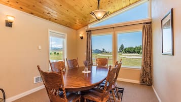 2 Bedroom, Hot Tub, Mountain View, Kitchen | Dining room