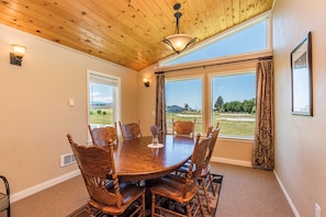 Dining room - Juan de Fuca Waterfront Hotel & Cottages (Sequim)