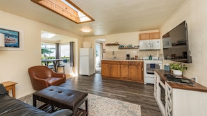 King Suite, Hot Tub, Kitchen, Sea View | 高級寝具、ピロートップベッド、アイロン / アイロン台、WiFi (無料)