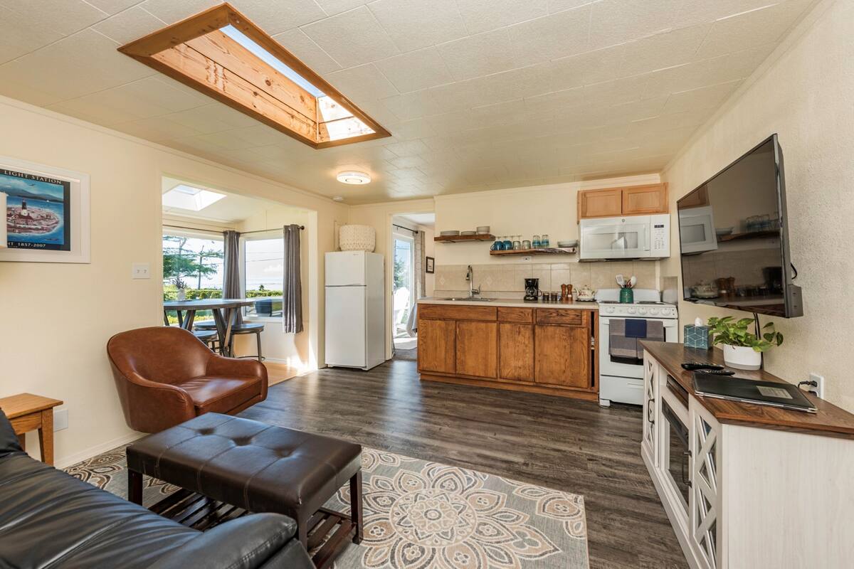 king suite, hot tub, kitchen, sea view | 1 bedroom, premium bedding, pillow-top beds, iron/ironing board