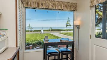 Waterfront King Room, Single Jetted Tub | 1 多间卧室、高档床上用品、加厚床垫、熨斗/熨衣板